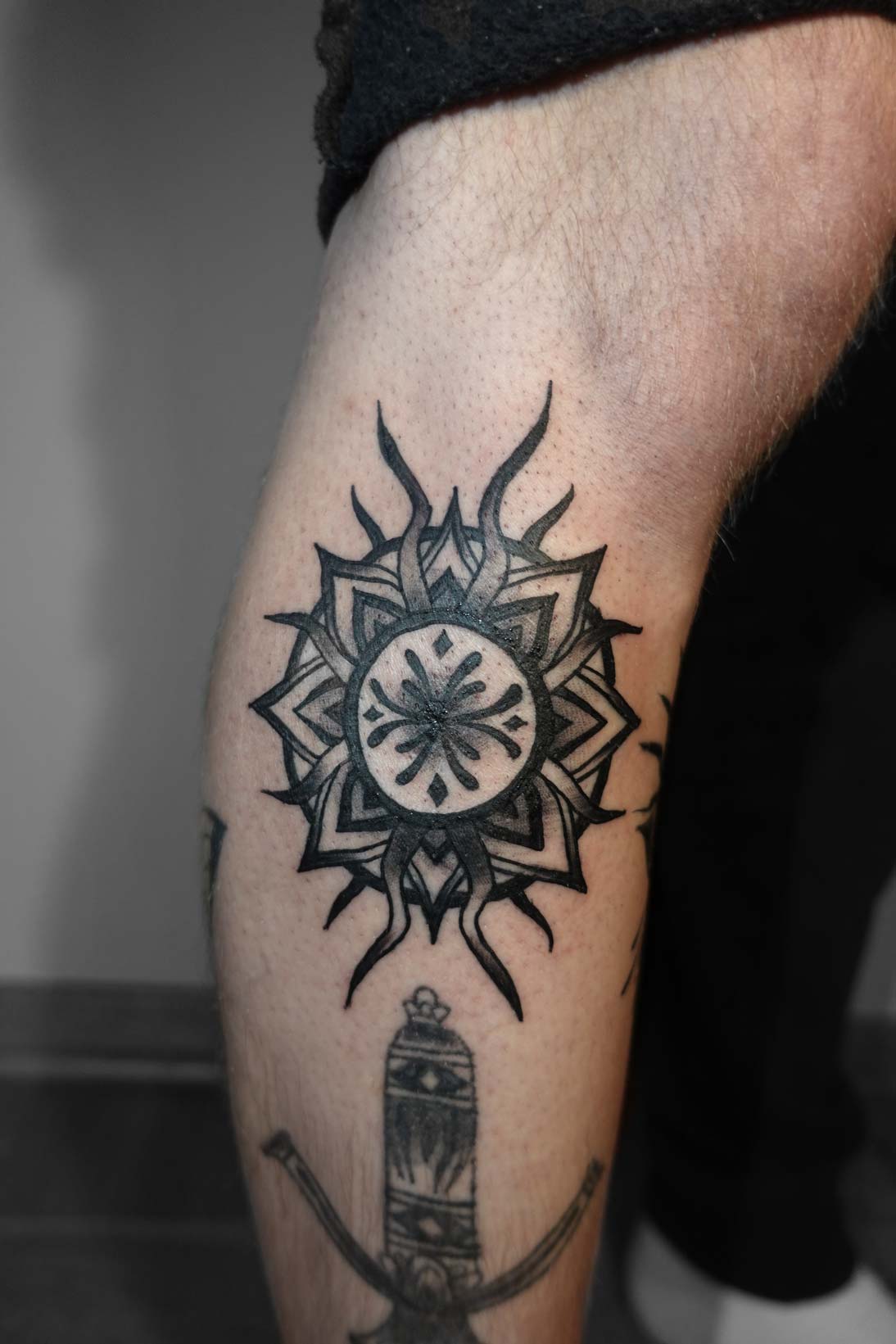Mandala Tätowierung in Schwarz auf Oberschenkel