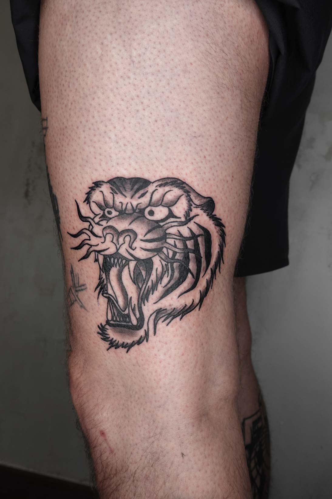 Traditionelle Tiger Tätowierung in Schwarz auf Oberschenkel