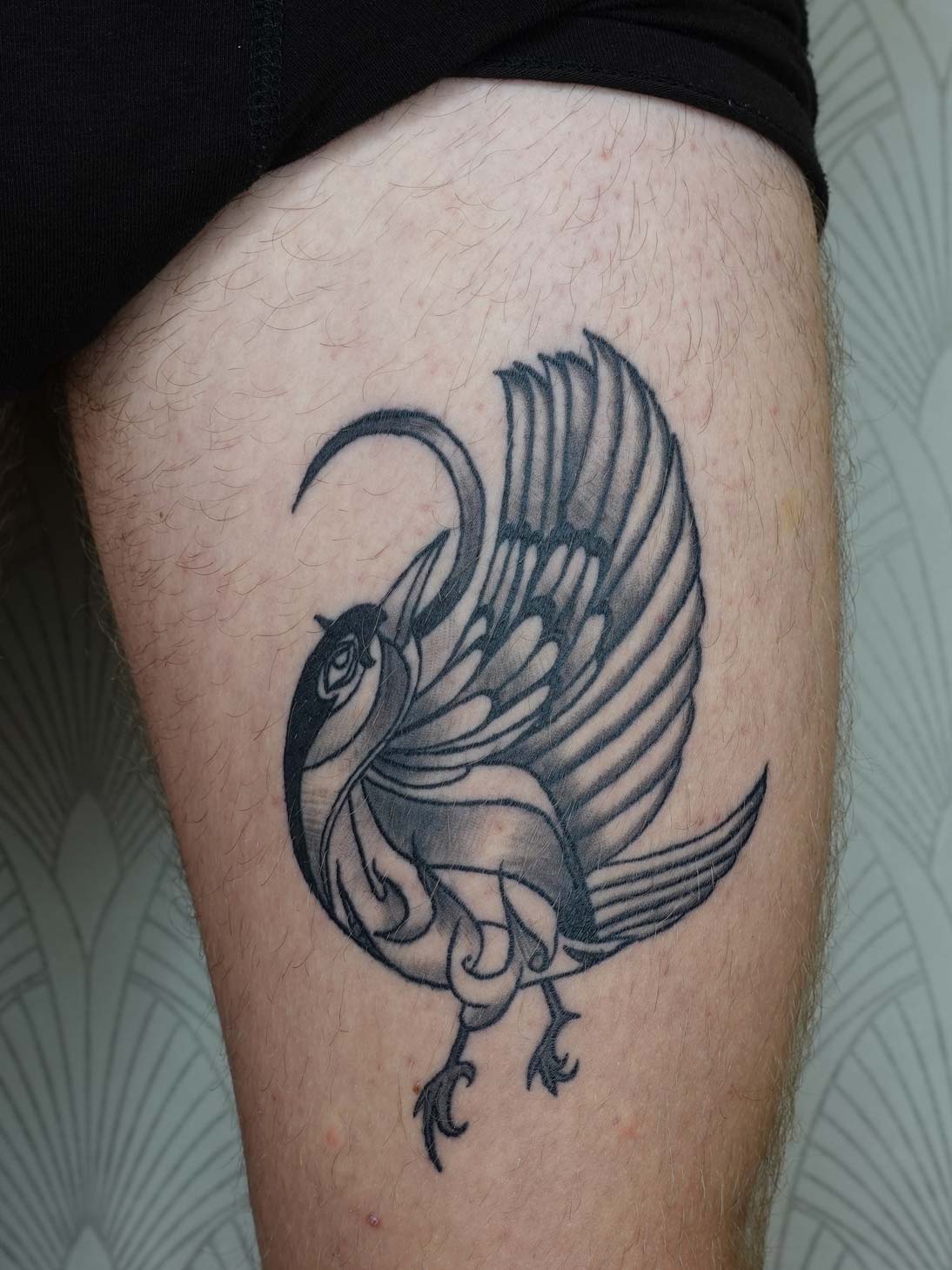 Traditionelle Vogel Tätowierung in Schwarz auf Oberschenkel
