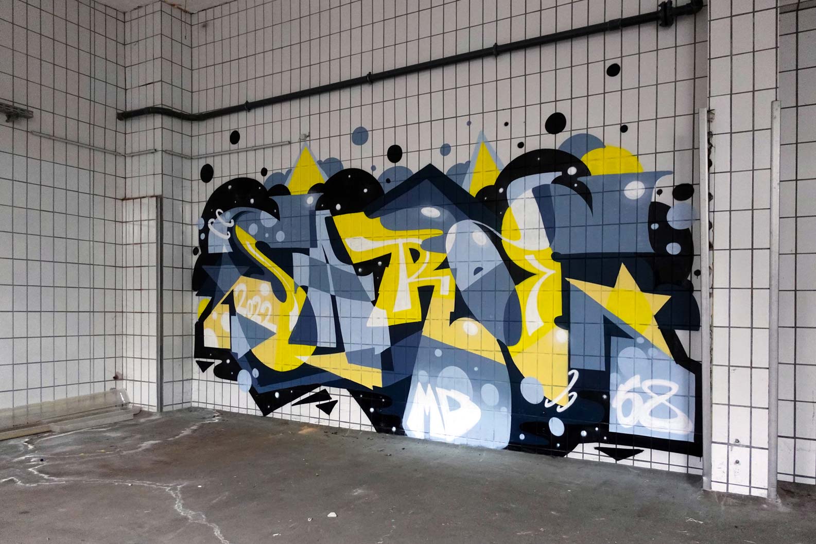abstraktes-Graffiti-mit-grafischen-Formen,-knalligen-Farben-und-starken-Kontrasten-auf-einer Kachelwand in Bremen