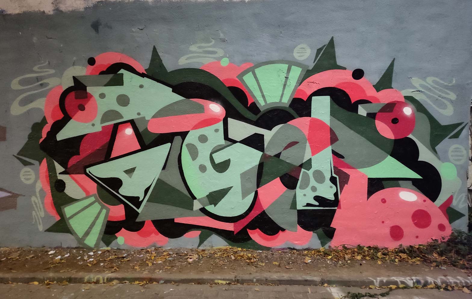 abstraktes-Graffiti-mit-grafischen-Formen,-knalligen-Farben-und-starken-Kontrasten-auf-einer-Legalen-Wand-in-Hildesheim.1