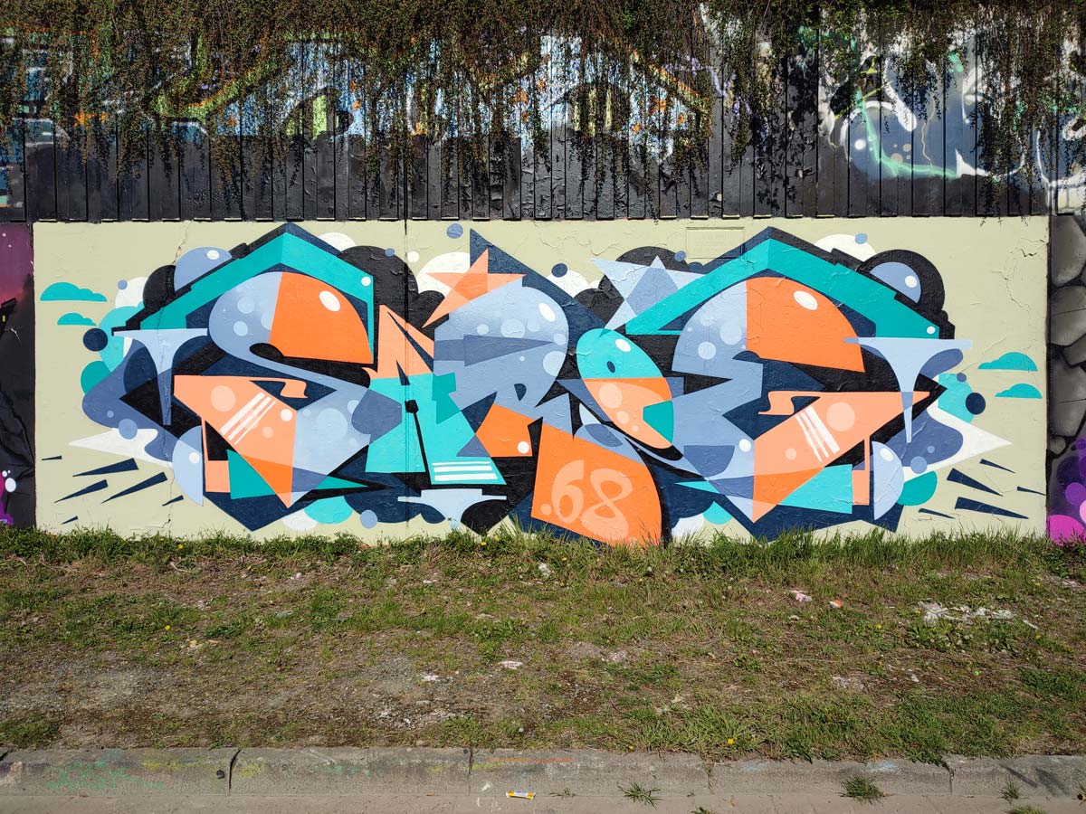 abstraktes-Graffiti-mit-grafischen-Formen,-knalligen-Farben-und-starken-Kontrasten-auf-einer-Legalen-Wand-in-Hildesheim