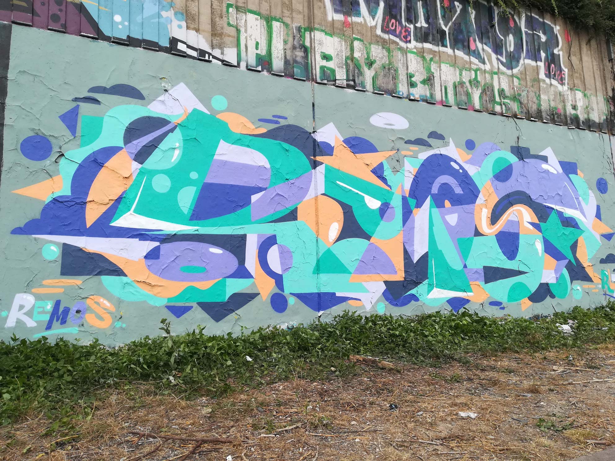 abstraktes-Graffiti-mit-grafischen-Formen-und-starken-Kontrasten-in-einer-harmonischen-Farbgebung