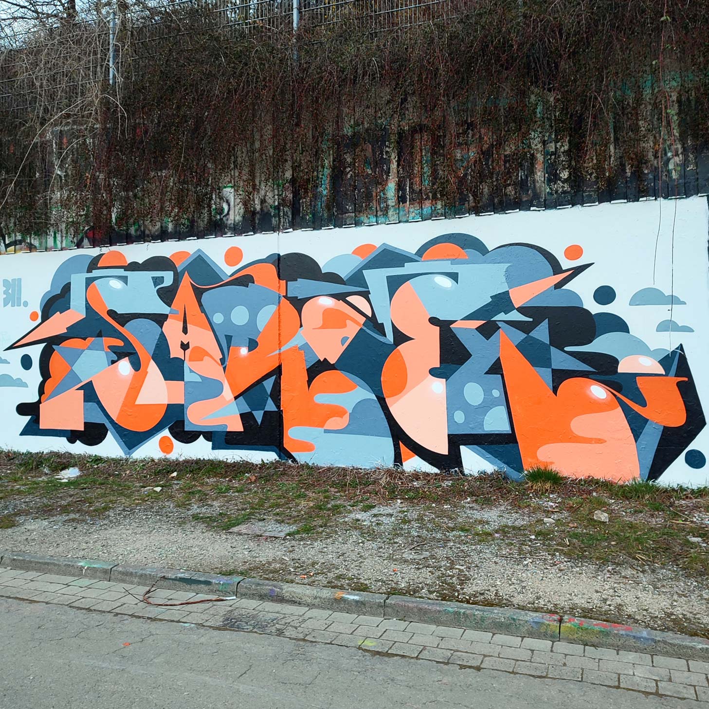 abstraktes-Graffiti-mit-grafischen-Formen-und-starken-Kontrasten-in-einer-harmonischen-Farbgebung-auf-einer-legalen-Wand-in-Hildesheim
